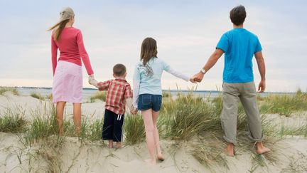 L'imp&ocirc;t des couples mari&eacute;s avec un enfant &agrave; charge qui gagnent plus de 5 850 euros par mois augmentera &agrave; partir de 2014, selon la r&eacute;forme annonc&eacute;e le 3 juin 2013. (SIMON POTTER / CULTURA CREATIVE / AFP)