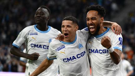 Les Marseillais célèbrent le but de Pierre-Emerick Aubameyang contre Lens, le 28 avril 2024. (CHRISTOPHE SIMON / AFP)