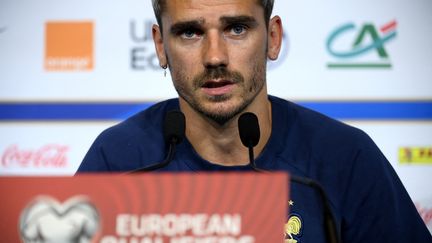 Antoine Griezmann lors de la conférence de presse de l'équipe de France à la veille du match contre la Grèce, le 18 juin 2023. (FRANCK FIFE / AFP)