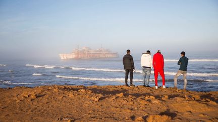 Après avoir emprunté de l’argent à la banque pour construire le club et acheter les planches de surf, le coach Hassan Boulahcen, 27 ans, le président de Nuevas Olas Salim Maatoug, 26 ans, le coordinateur général du club Hossin Ofan, 34 ans, et le trésorier Oussama Segari, 26 ans, ont mis toute leur énergie et leur passion dans ce projet.&nbsp; &nbsp; &nbsp; &nbsp; (REUTERS / IMANE DJAMIL)