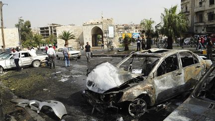 Une carcasse de voiture sur les lieux d'un attentat survenu dimanche 21 octobre 2012, &agrave; Damas, en Syrie.&nbsp; ( SANA SANA /  REUTERS)