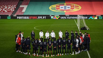 L'équipe de France observe une minute de silence à l'entraînement à Lisbonne (Portugal), le 13 novembre 2020. (PATRICIA DE MELO MOREIRA / AFP)