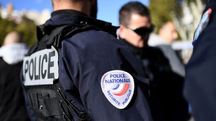 Des policiers manifestent à Marseille le 8 novembre 2016,&nbsp;en soutien à leurs collègues agressés à Viry-Châtillon un mois plus tôt. (ANNE-CHRISTINE POUJOULAT / AFP)