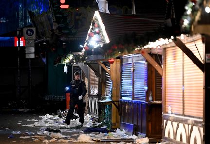 Un policier sur le marché de Noël de Magdebourg, le 20 décembre 2024 en Allemagne. (HEIKO REBSCH / DPA)