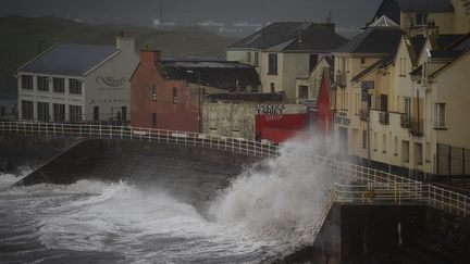 La tempête Ophelia touche le port de Lahinch, en Irlande, le 16 octobre 2017. (CLODAGH KILCOYNE / REUTERS)