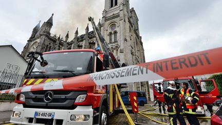 Des pompiers aux abords de la basilique Saint-Donatien de Nantes, apr&egrave;s un violent incendie, le 15 juin 2015. (MAXPPP)