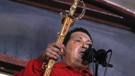 Le pr&eacute;sident v&eacute;n&eacute;zu&eacute;lien Hugo Chavez brandit l'ancienne &eacute;p&eacute;e de Simon Bolivar apr&egrave;s avoir &eacute;t&eacute; r&eacute;&eacute;lu &agrave; la t&ecirc;te du pays &agrave; Caracas (Venezuela), le 7 octobre 2012.&nbsp; (TOMAS BRAVO / REUTERS)