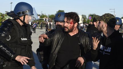 Des scènes de violences ont eu lieu aux abords et dans le Parc OL, en marge de Lyon-Besiktas (PHILIPPE DESMAZES / AFP)