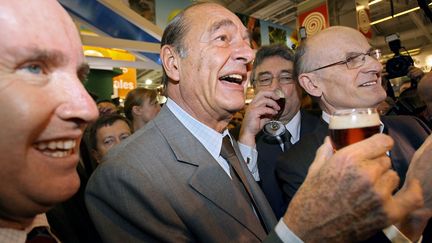 Jacques Chirac, ici le&nbsp;3 mars 2007,&nbsp;a &eacute;t&eacute; le pr&eacute;sident le plus en phase avec les agriculteurs lors de ses multiples visites au salon de l'Agriculture, &agrave; Paris. (PATRICK KOVARIK / AFP)