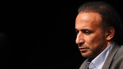 L'islamologue suisse Tariq Ramadan, mis en examen pour "viol" "et viol sur personne vulnérable", est en détention provisoire depuis février 2018. (MEHDI FEDOUACH / AFP)