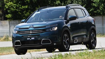 Les SUV, des voitures plus hautes, plus larges, en apparence plus sécurisées... mais aussi plus polluantes. (FRED TANNEAU / AFP)