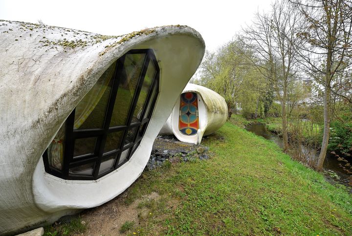 Maisons-bulles de l'architecte suisse&nbsp;Pascal Haüsermann, installées en 1967 à&nbsp;Raon-l'Etape (Vosges) (JEAN-CHRISTOPHE VERHAEGEN / AFP)