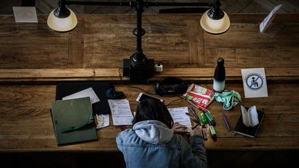 Un étudiant étudie dans la bibliothèque de l'université de Bordeaux, le 20 janvier 2021. (PHILIPPE LOPEZ / AFP)