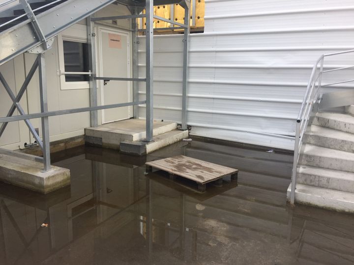 Pour rentrer dans une salle, les élèves doivent enjamber d'immenses flaques d'eau. (Photo prise par des élèves du lycée Jacques-Feyder d'Epinay-sur-Seine.)