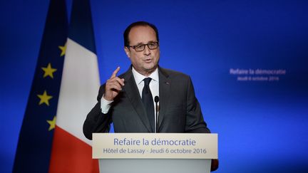 Hollande : "Trois mandats successifs pour les parlementaires et les exécutifs locaux, c'est une durée suffisant"