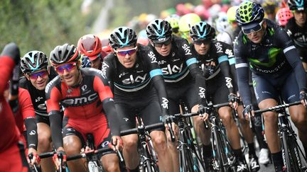 L'armée des Sky autour de son leader Chris Froome aux avants-postes (JEFF PACHOUD / AFP)