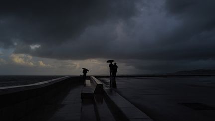 Passersby protect themselves from the rain in Nice, in the Alpes-Maritimes, March 3, 2024. (VALERY HACHE / AFP)