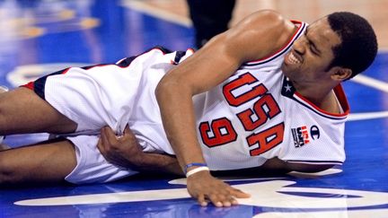 Image rare de Vince Carter à terre lors des JO 2000 à Sydney (TIM SLOAN / AFP)