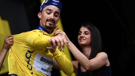 Julian Alaphilippe en file le maillot jaune au soir de la 18e étape du Tour de France 2019, à Valloire, le 25 juillet 2019. (ANNE-CHRISTINE POUJOULAT / AFP)