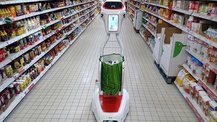 Le robot Wiigo porte vous suit à la trace en portant votre sac de courses (Follow Inspiration)