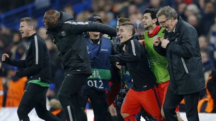 L'entraineur du PSG, Laurent Blanc et son staff s'&eacute;lancent sur la pelouse &agrave; la fin des prolongations pour f&ecirc;ter la victoire. (IAN KINGTON / AFP)