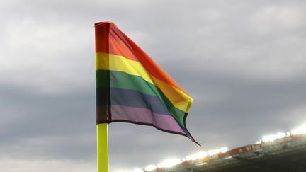 Un drapeau de corner arc-en-ciel lors d'une rencontre internationale entre le Danemark et l'Allemagne à Brondby (Danemark), le 6 juin 2017. (INA FASSBENDER / DPA)