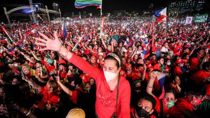 Des partisans du candidat à la présidence philippine Ferdinand Marcos Jr applaudissant lors du dernier meeting de campagne, à Paranaque City, dans la banlieue de Manille, le 7 mai 2022. (JAM STA ROSA / AFP)