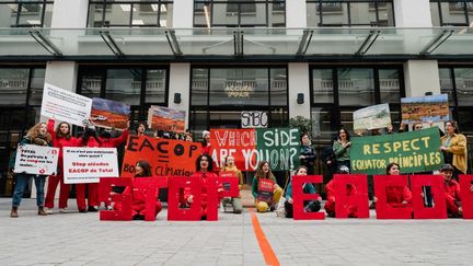 Des manifestants contre le projet EACOP de TotalEnergies, le 22 février 2023 à Paris. (CLAIRE JAILLARD / HANS LUCAS / AFP)