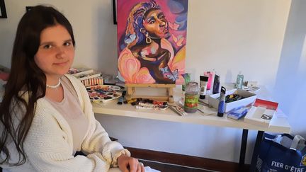 Vika, 16 ans, peint dans sa chambre chez Patrick. Elle a réalisé ce tableau en deux jours. Elle voudrait poursuivre des études artistiques. (AGATHE MAHUET / RADIO FRANCE)