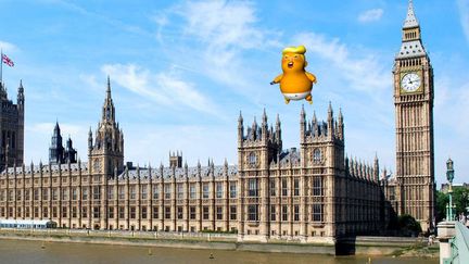 Le collectif d'artistes a mis en ligne des montages photographiques en incrustant le "Trump baby"&nbsp;au-dessus du palais de Westminster, à Londres. (TRUMP BABY / COVER IMAGES / SIPA)