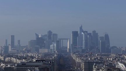 Le jour du dérèglement est atteint jeudi 5 mars. À&nbsp;cette date,&nbsp;la France rejette plus de CO2 que son territoire ne peut en absorber. Pourtant, de nombreuses entreprises proposent de compenser leurs émissions de dioxyde de carbone en plantant des arbres. Est-ce efficace et suffisant ? (FRANCE 2)