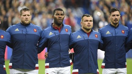 De gauche &agrave; droite, les joueurs du XV de France Vincent Debaty, Noa Nakaitaci, Nicolas Mas et Alexandre Dumoulin entonnent la Marseillaise avant leur match contre l'Ecosse,&nbsp;le 5 septembre 2015 au Stade de France &agrave; Saint-Denis (Seine-Saint-Denis). (JEAN-MARIE HERVIO / DPPI MEDIA / AFP)