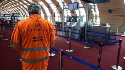 Covid-19 : les contrôles sont-ils insuffisants dans les aéroports ?