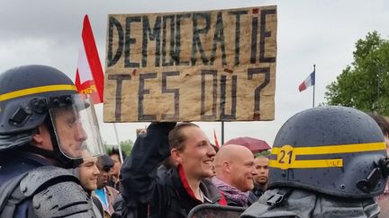 &nbsp; (La manifestation de ce mardi devant l'assemblée nationale était particulièrement encadrée par les CRS  © Anne Lamotte / Radio France)