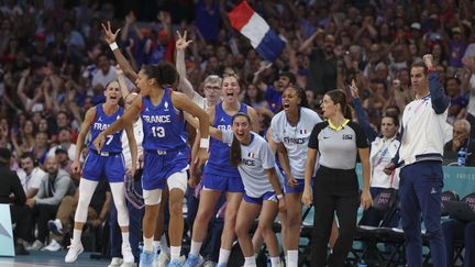 Janelle Salaün et l'équipe de France face au Canada lors du premier match des Jeux olympiques à Villeneuve-d'Ascq, le 29 juillet 2024. (BOUKLA FABIEN / KMSP / AFP)