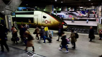 Des voyageurs sur un quai de la gare Montparnasse, à Paris, le 7 janvier 2020. (MARTIN BUREAU / AFP)