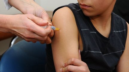 Un enfant se fait injecter un vaccin DTP, dans un centre de vaccination à Lyon, en 2013. (Photo d'illustration)&nbsp; (AUBERT / BSIP)