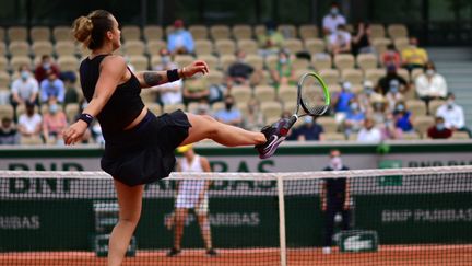 Aryna Sabalenka a été sortie du tournoi de Roland-Garros au troisième tour par la Russe&nbsp;Anastasia Pavlyuchenkova, vendredi 4 juin. (MARTIN BUREAU / AFP)