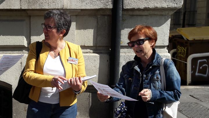 Isabelle Pasquet, candidate PCF, en veste jaune, sur le terrain. (RADIO FRANCE / SANDRINE ETOA-ANDEGUE)