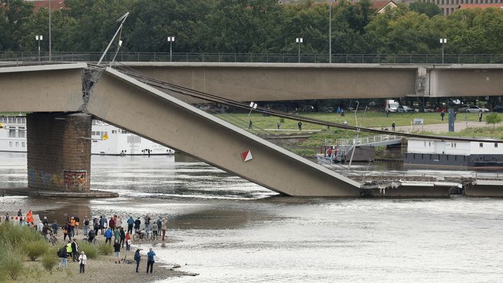 Des habitants regardent le pont Carola après son effondrement partiel à Dresde, en Allemagne, le 11 septembre 2024. (ODD ANDERSEN / AFP)