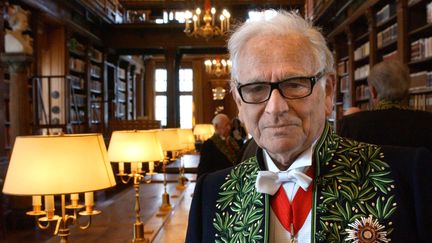 Le couturier Pierre Cardin en tenue d'académicien, en mai 2004 dans la bibliothèque de l'Institut de France (ERIC FEFERBERG / AFP)