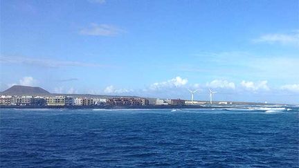 &nbsp; (L'usine de dessalement de Fuerteventura fonctionne avec deux éoliennes © Radio France / Anne-Laure Barral)