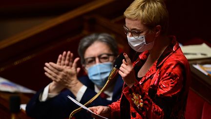 Jean-Luc Mélenchon écoute&nbsp;une intervention de Clémentine Autain lors d'une séance de questions au gouvernement, à l'Assemblée nationale le 15 décembre 2020 (MARTIN BUREAU / AFP)