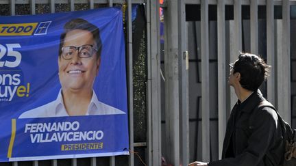 Une affiche électorale de l'homme politique assassiné Fernando Villavicencio, à Quito (Equateur), le 10 août 2023. (RODRIGO BUENDIA / AFP)