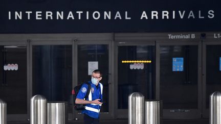 Un agent de sécurité aérienne de l'aéroport international de Los Angeles (Etats-Unis), le 12 mai 2020. (FREDERIC J. BROWN / AFP)