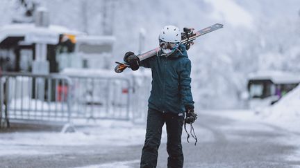 Un skieur se dirige vers la station de vallée Kitzsteinhorns à Kaprun près de Salzbourg, en Autriche, le 7 décembre 2021. (JFK / APA)