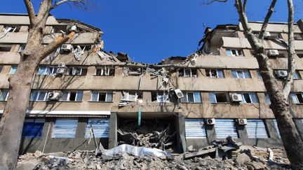 Un hôtel de Mykolaïv (Ukraine), cible d'un bombardement le 21 mars. (ERIC AUDRA / RADIO FRANCE)