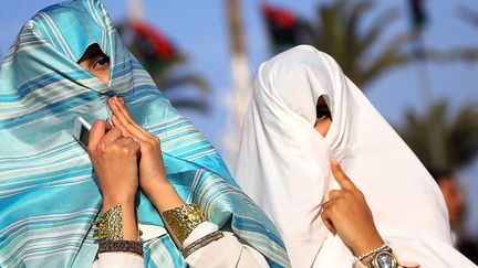 Les femmes peuvent aussi être revêtues d'une «farashia», une étoffe qui ne laisse apparaître qu'un œil.&nbsp;&nbsp; (MAHMUD TURKIA / AFP)