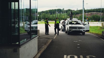 Les douaniers contrôlent les voitures russes au poste-frontière de&nbsp; Lappeenranta (Finlande), le 28 juillet 2022. (ALESSANDRO RAMPAZZO / AFP)