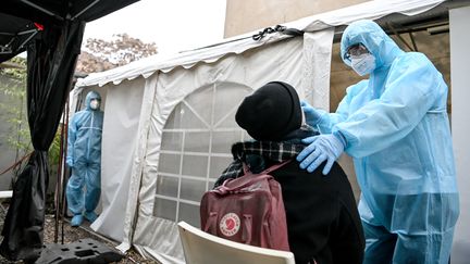 Un test antigénique réalisé à Berlin (Allemagne), le 9 décembre 2020.&nbsp; (BRITTA PEDERSEN / DPA-ZENTRALBILD / AFP)